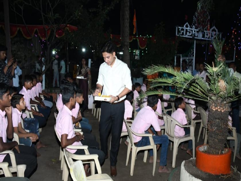 social philanthropy; Superintendent of Police Nurul Hasan fed to orphaned children | सामाजिक दातृत्व; पोलिस अधीक्षक नुरुल हसन यांनी गतिमंद, अनाथ बालकांना भरविला गोड घास