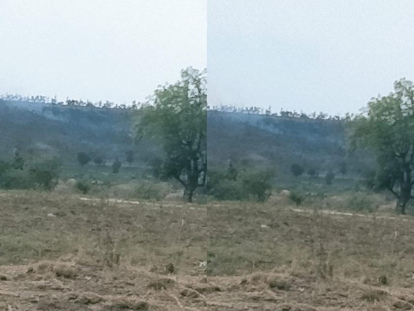 Forest fire in border areas of Ghatbori, Khamgaon forest range | घाटबोरी, खामगाव वन परिक्षेत्राच्या सीमावर्ती भागात जंगलाला आग