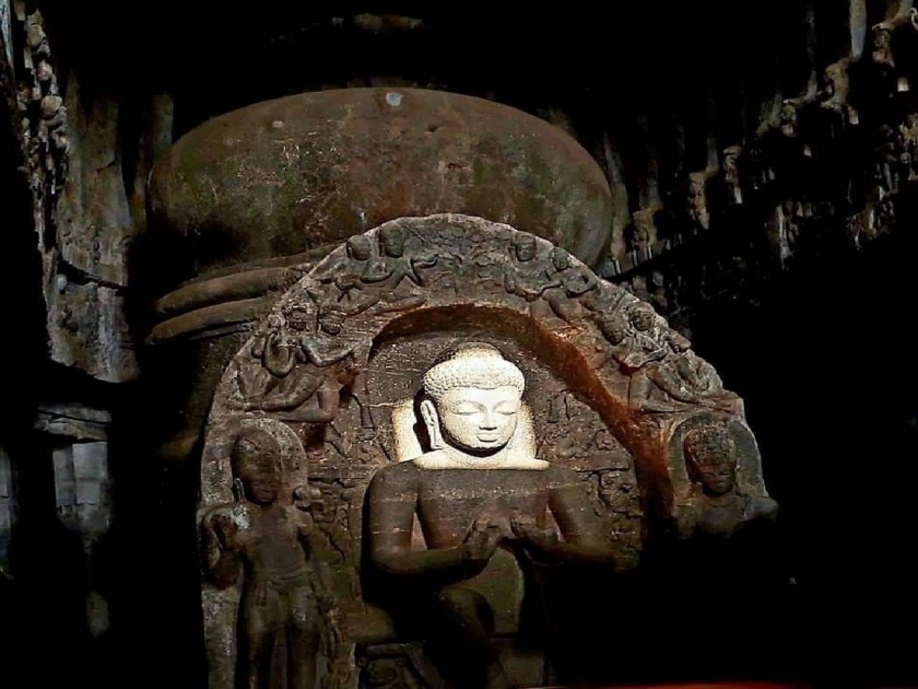 The meeting of one brightness with another brightness; Buddha statues in Verul Caves lit up with rays of light | एका तेजाची दुसऱ्या तेजाशी भेट; वेरूळ लेणीतील बुध्दाच्या मुर्ती किरणोत्सवांनी उजळून निघाली