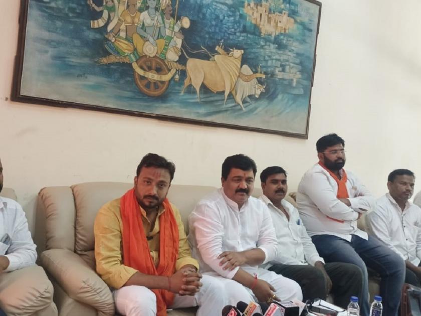 Big shock to Uddhav Thackeray; Hundreds of party workers of Beed district will join eknath Shinde group | उद्धव ठाकरेंना मोठा धक्का; बीड जिल्ह्यातील शेकडो पदाधिकारी-कार्यकर्ते शिंदे गटात