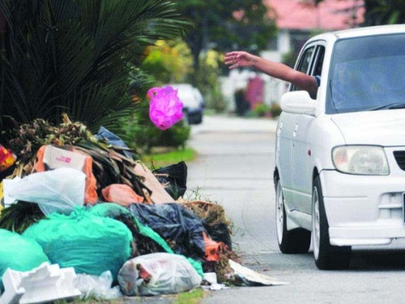 CCTV Watch who garbage on roads | रस्त्यांवर कचरा टाकणा-यांवर सीसीटीव्ही वॉच 
