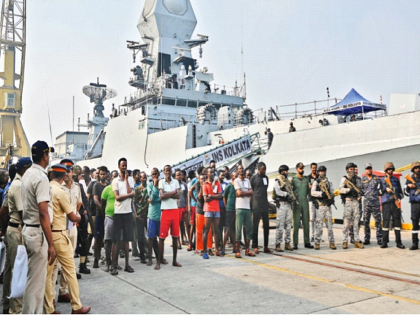 35 Somali pirates arrested by Mumbai Police, brilliant performance of Indian Navy across the seas | ३५ सोमालियन चाचे मुंबई पोलिसांच्या ताब्यात, भर समुद्रात भारतीय नौदलाची चमकदार कामगिरी