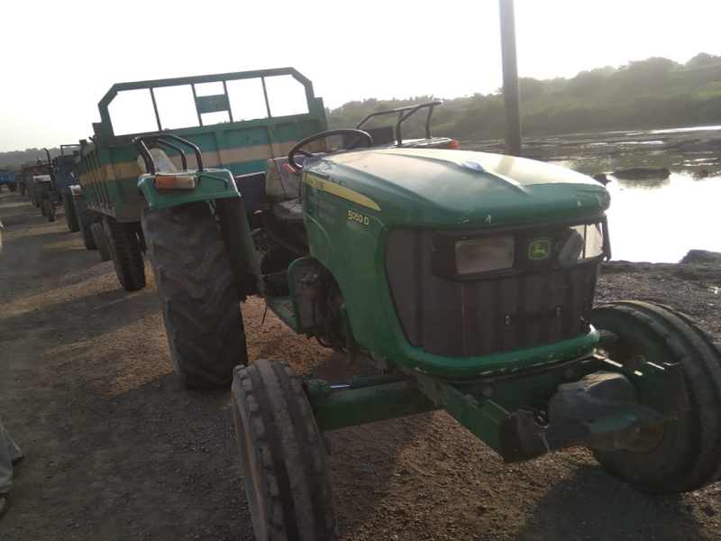 9 tractors seized by illegal sand extraction; Two ran out | अवैध वाळू उपसा करणारे ९ ट्रॅक्टर जप्त; दोन पळविले