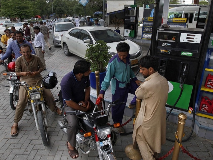 Pakistan Petrol-Diesel Price Hike: Sudden increase in petrol and diesel prices by Rs 30 per liter | Pakistan Petrol-Diesel Price Hike: पाकिस्तानी भिरभिरले! पेट्रोल, डिझेलच्या दरांत अचानक ३० रुपयांची वाढ