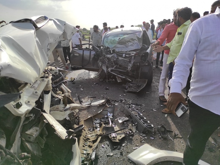 Breaking; Two cars collided head-on near Penur; All three died on the spot | Breaking; पेनूरजवळ दोन कारची समोरासमोर धडक; सहा जणांचा जागीच मृत्यू