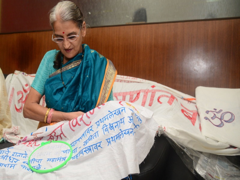 Sunita Acharya doing silk work on clothe about saint philosophy | रेशीमगाठींमधून जपलाय संतांचा चिरंजीवी वारसा