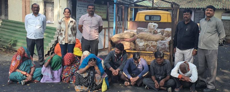 Country liquor seized with other material in Nagpur | नागपुरात देशीदारूसह २ लाखांचा मुद्देमाल जप्त