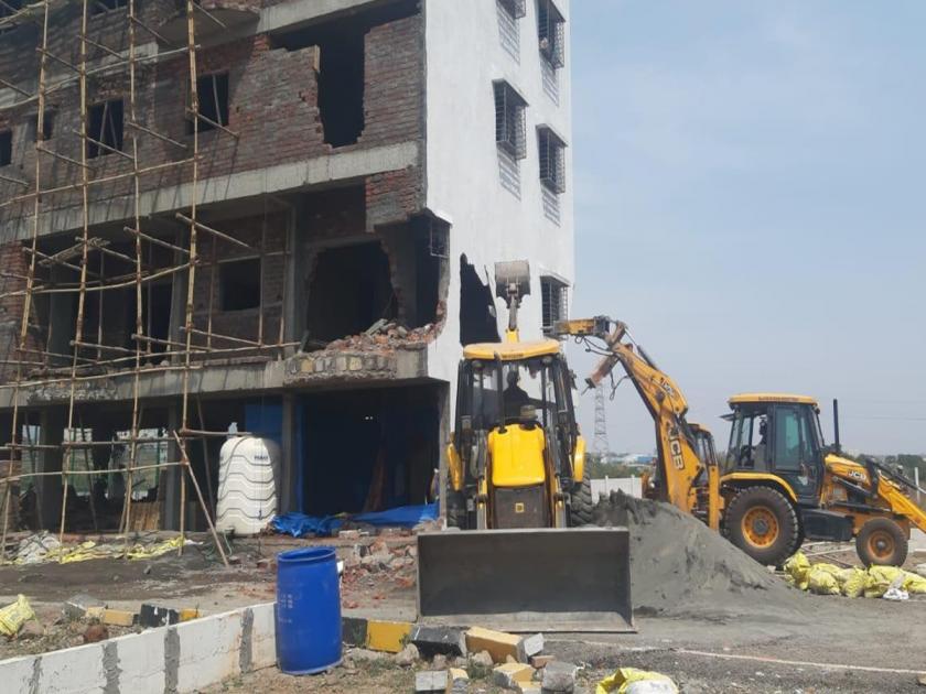 Action by Pimpri Chinchwad Municipal Corporation of Bhuispat, Unauthorized Construction of Four Storeys | चार मजली अनधिकृत बांधकाम भुईसपाट, पिंपरी चिंचवड महापालिकेची कारवाई