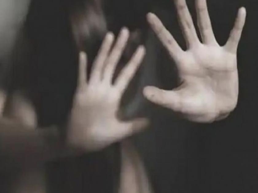 man raped a ninth grade girl incident in solapur | शर्ट शिवण्याच्या बहाण्यानं घरात घुसूननराधमानं केला नववीतल्या मुलीवर अत्याचार