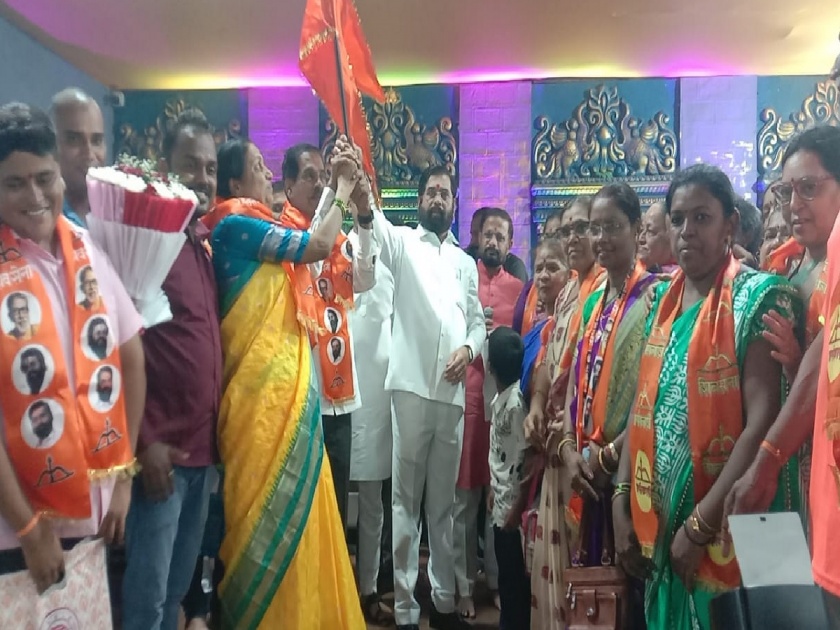 Big blow to Uddhav Sena in Kalyan, district women organizer and former corporator including 100 office bearers in Shinde Sena | कल्याणमध्ये उद्धव सेनेला मोठा धक्का, जिल्हा महिला संघटक आणि माजी नगरसेवकासह १०० पदाधिकारी शिंदे सेनेत