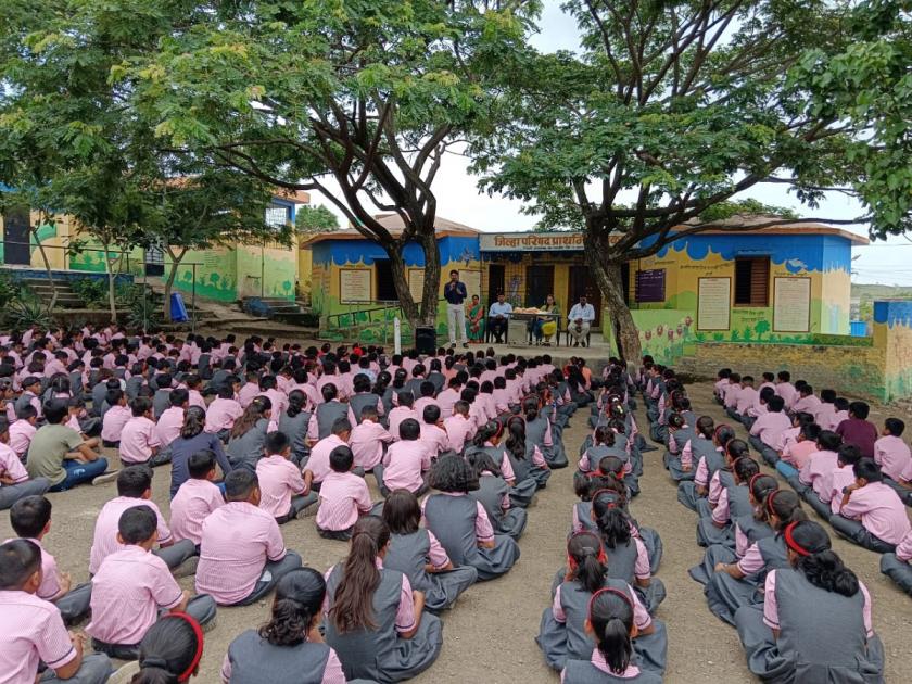 Zilla Parishad School of Pimpri Jalsen has more student than private school | पिंपरी जलसेनची जिल्हा परिषद शाळा खासगी शाळेवर भारी, २२ गावांतून येतात विद्यार्थी