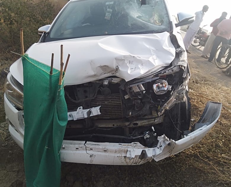 Former MLA Dilip Mane's car accident when going to Devdarshan | देवदर्शनाला जाताना माजी आमदार दिलीप माने यांच्या गाडीला अपघात