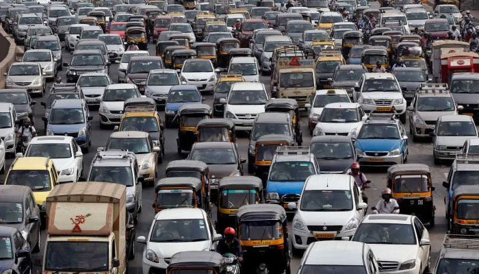 In Mumbai, it is impossible to maintain a speed of 5 km per hour; Daily routing of roads | मुंबईत वाहनांचा वेग ताशी ८० किमी ठेवणेही अशक्य; रस्त्यांच्या दैन्यावस्थेचा फटका