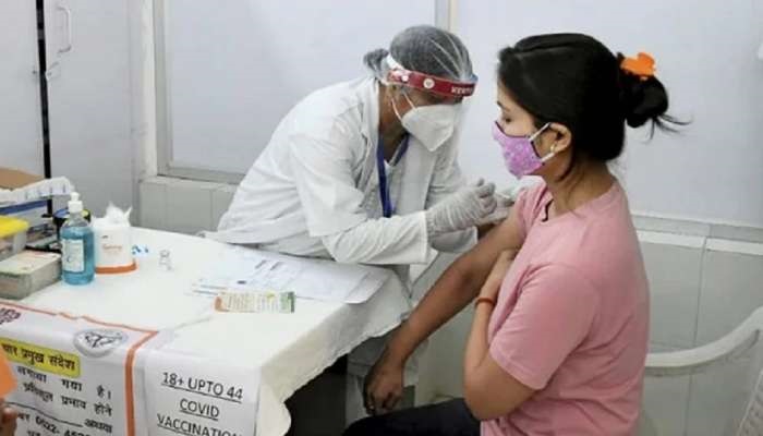 Vaccination centers will continue till night in Solapur district; Decision of district administration | सोलापूर जिल्ह्यात रात्रीपर्यंत सुरू राहणार लसीकरण केंद्रे; जिल्हा प्रशासनाचा निर्णय