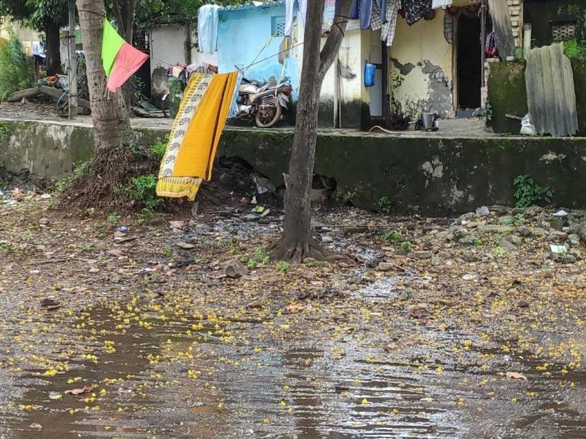 Demand from locals for drain repair; Drainage in Ulhasnagar in school yard | नालीच्या दुरुस्तीचे स्थानिकांकडून मागणी; उल्हासनगरात नालीचे पाणी शाळा पटांगणात