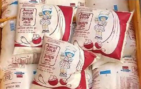 Half liter of milk packet will be expensive; government order to reduce production to amul | अर्धा लीटर दूध घेणे महागात पडणार; महासंघांना उत्पादन कमी करण्याचे आदेश