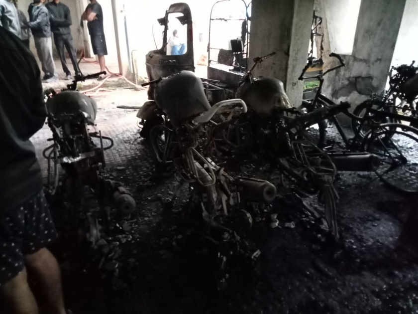 15 vehicles set fire in Shivne, Pune at night Shivkamal Prestige Society | Pune Vehicle Fire: शिवणेत १५ वाहने आगीत जळून खाक; जाणीवपूर्वक आग लावल्याचा नागरिकांना संशय