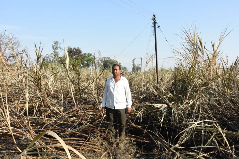 1 acre sugarcane fire in Tekwade Shivara | टेकवाडे शिवारात १ एकर ऊसाला आग