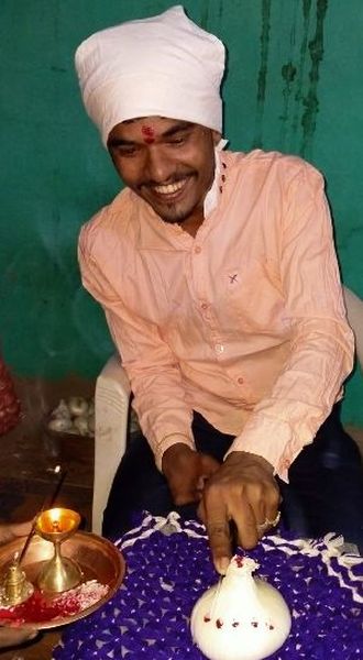 He cut onions to celebrate the birthday; Idea of a youth from Mozari in Amravati district | 'त्याने' कांदा कापून केले बर्थ डे सेलिब्रेशन; अमरावती जिल्ह्यातल्या मोझरी येथील युवकाची शक्कल