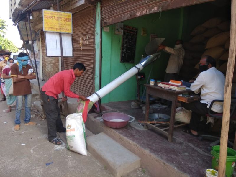 Use plastic pipe for physical distance; Innovative idea in Wardha district | फिजिकल डिस्टन्सिंगसाठी प्लास्टिक पाईपचा वापरा; वर्धा जिल्ह्यातील अभिनव शक्कल