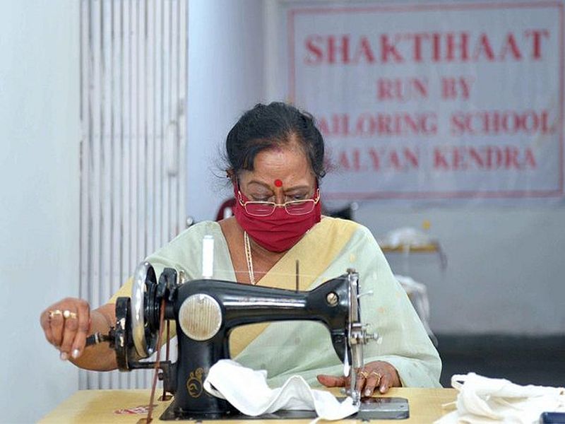 First Lady Savita Kovind stitched face masks at Shakti Haat in the President’s Estate sna | सॅल्यूट! कोरोनाविरोधातील लढाईसाठी 'फर्स्ट लेडी'ही मैदानात, स्वतःच शिवतायेत गरिबांसाठी मास्क