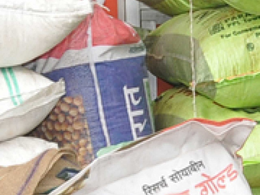 Decision taken by the Center; Now farmers will get only fifty bags of fertilizer per month | केंद्राने घेतला निर्णय; आता शेतकऱ्यांना मिळणार महिनाकाठी फक्त पन्नास पोती खत