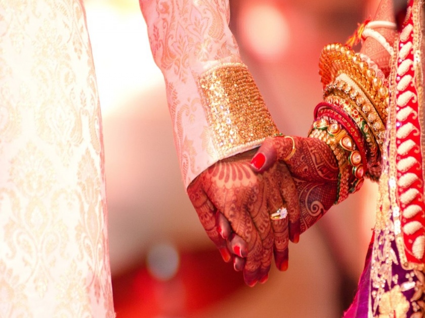 Couple gets married at uttar pradesh uttarakhand border due to lockdown myb | लॉकडाऊनमध्ये झाली 'लगीनघाई'; अन् मग बॉर्डरवरच उडवला लग्नाचा बार