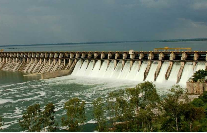 Vardayini of Solapur; Due to dams in Pune, Ujani dam has been filled 34 times in 40 years | सोलापूरची वरदायिनी; पुण्यातील धरणांमुळे ४० वर्षांत ३४ वेळा भरले उजनी धरण