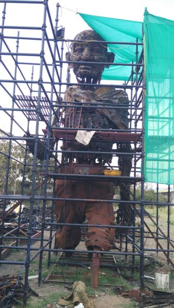 Statue of Mahatma Gandhi is being made by 35 ton debris | ३५ टन भंगारातून साकारला जातोय राष्ट्रपिता महात्मा गांधींचा पुतळा