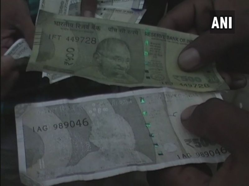500 counterfeit notes from atm | एटीएममधून निघाली 500 रुपयांची बनावट नोट, तक्रारीकडे पोलिसांनी दुर्लक्ष केल्याचा नागरिकांचा आरोप