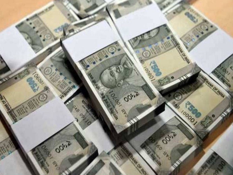 A bundle of Rs 500 notes in a drawer Deputy Engineer sent on compulsory leave for seven days | ड्रॉवरमध्ये ५०० रुपयांच्या नोटांचे बंडल; उपअभियंत्याला पाठवले सात दिवसाच्या सक्तीच्या रजेवर
