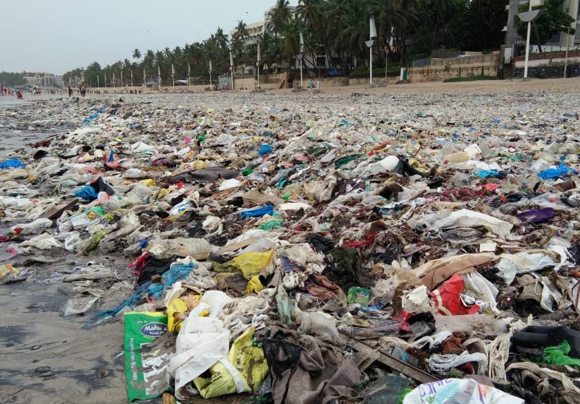 The trash of trash, plastic bottles and bags in Juhu Beach | 'जुहू बीच'ची झाली कचराकुंडी, प्लास्टीसच्या बाटल्या अन् पिशव्यांचा ढीग  