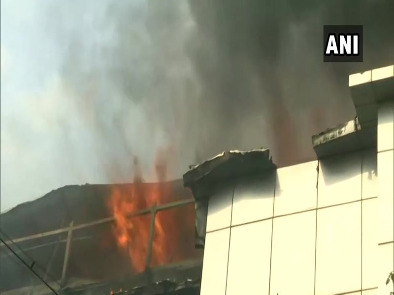 fire has broken out at Rolta company in Andheri East | अंधेरी एमआयडीसीतील इमारतीला भीषण आग, एक जण जखमी