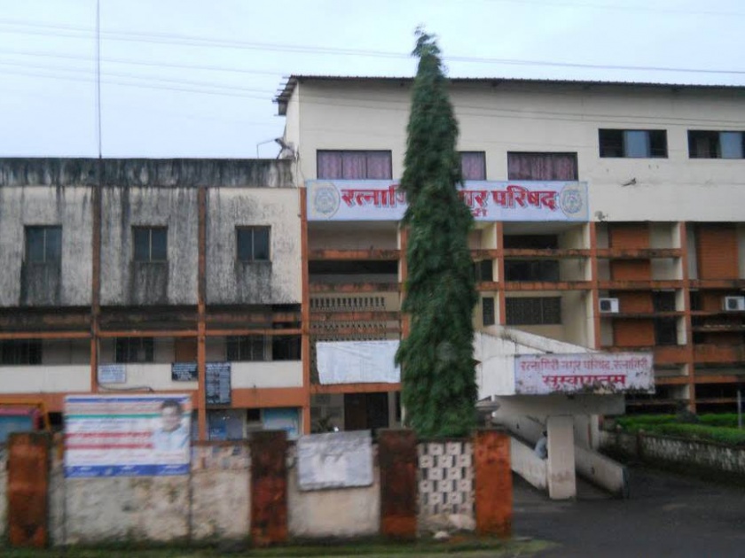 Ratnagiri Municipal Council provided insurance cover to the employees | रत्नागिरी नगर परिषदेने दिले कर्मचाऱ्यांना विमा कवच