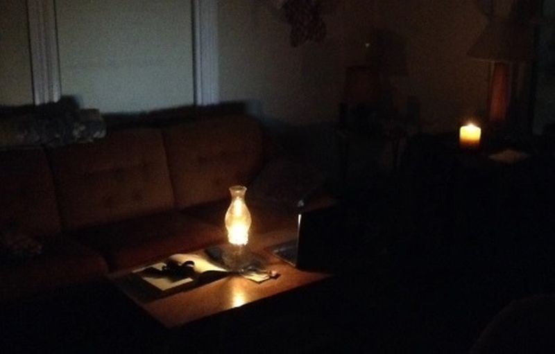 Power supply cut off in three talukas | तीन तालुक्यातील वीज पुरवठा खंडीत