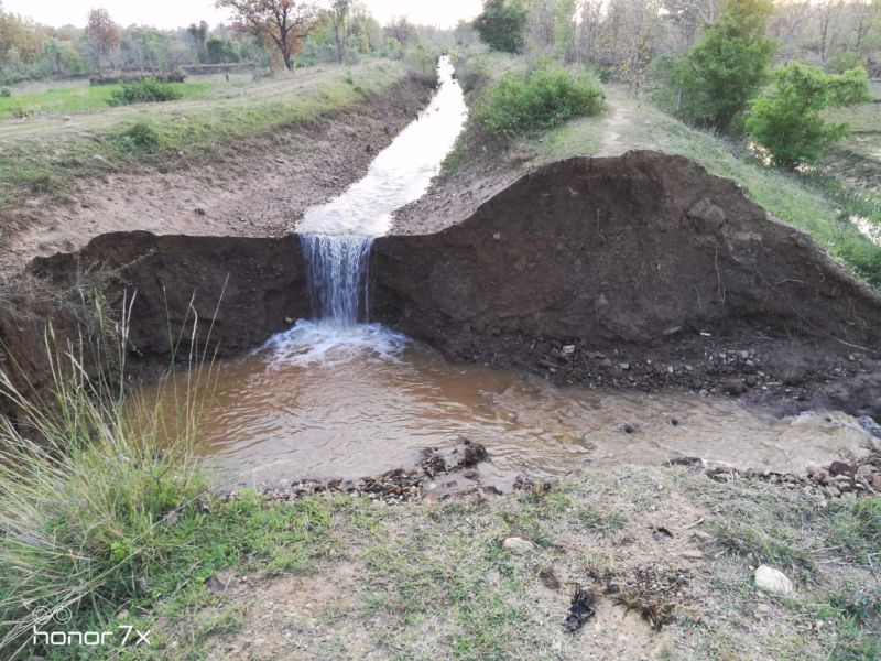 The Karli-Chicholi canal of the Bawanthadi project in Bhandara district burst | भंडारा जिल्ह्यातील बावनथडी प्रकल्पाचा कारली-चिचोली कालवा फुटला