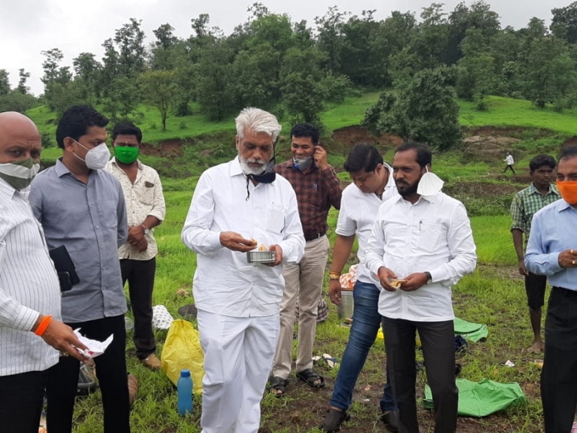 Agriculture Minister Dada Bhuse suddenly ate a farmer's box on the dam | कृषीमंत्री दादा भुसे अचानक बांधावर, शेतकऱ्याचा डब्बाही खाल्ला