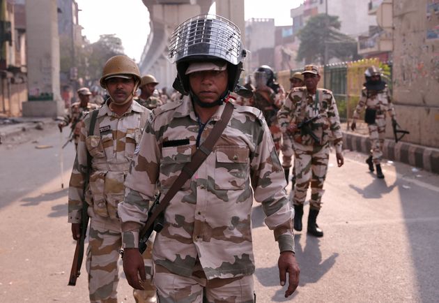 Delhi Voilence: 'Who are these people in military outfits deployed in riot areas?' Shiv Sena Asked question to Modi Government PNM | Delhi Violence: 'दंगलग्रस्त भागात तैनात असलेले हे लष्करी पोशाखातले लोक कोण?'