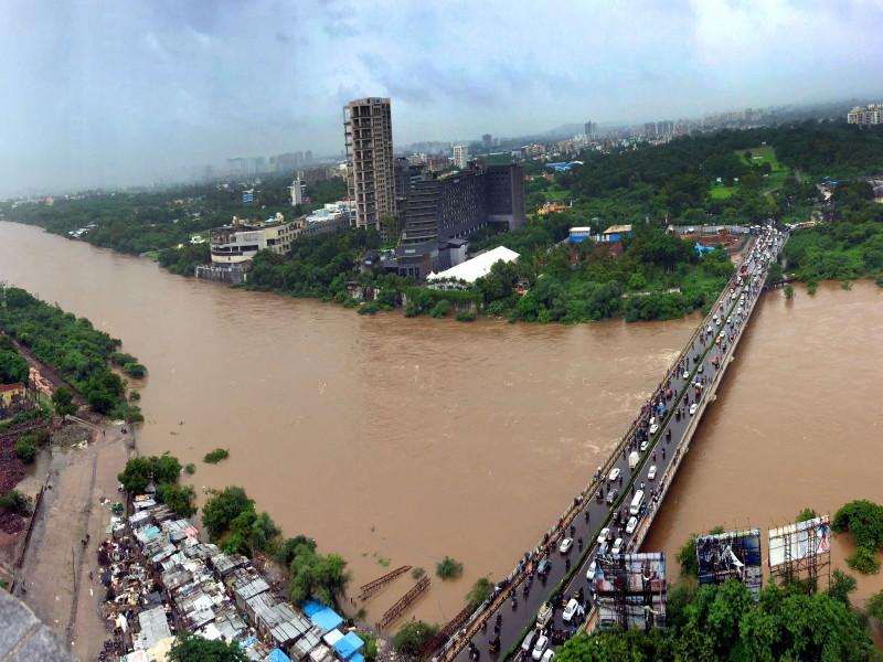 7 bridges of Pune city goes under water | पुणे शहरातील ७ पुल पाण्याखाली; रस्तेही झाले जलमय