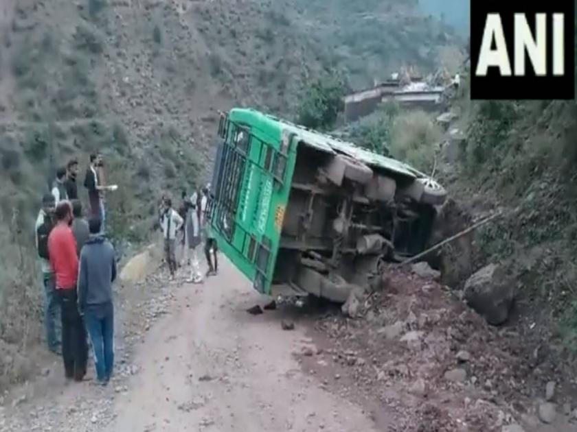 6 Devotees Injured After Minibus en Route Mata Mehrada Shrine Turns Turtle in Udhampu in Jammu and Kashmir Bus Accident, watch here video  | जम्मू-काश्मीरमध्ये बसचा मोठा अपघात; भाविकांना घेऊन जाणारी मिनी बस उलटली, VIDEO