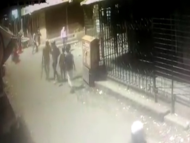 Crowd of criminals in Pune's Kondhwa! Terror spread with swords, but ignored by the police | पुण्यातील कोंढव्यात गुन्हेगारांचा धुमाकूळ! तलवारीसह माजवली दहशत, पोलिसांचे मात्र दुर्लक्ष
