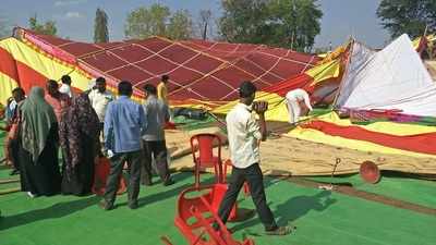 And the tent collapsed on the police in Solapur | अन् सोलापुरातील पोलिसांवर मंडप कोसळला; पुढे काय झाले ते पहा...!