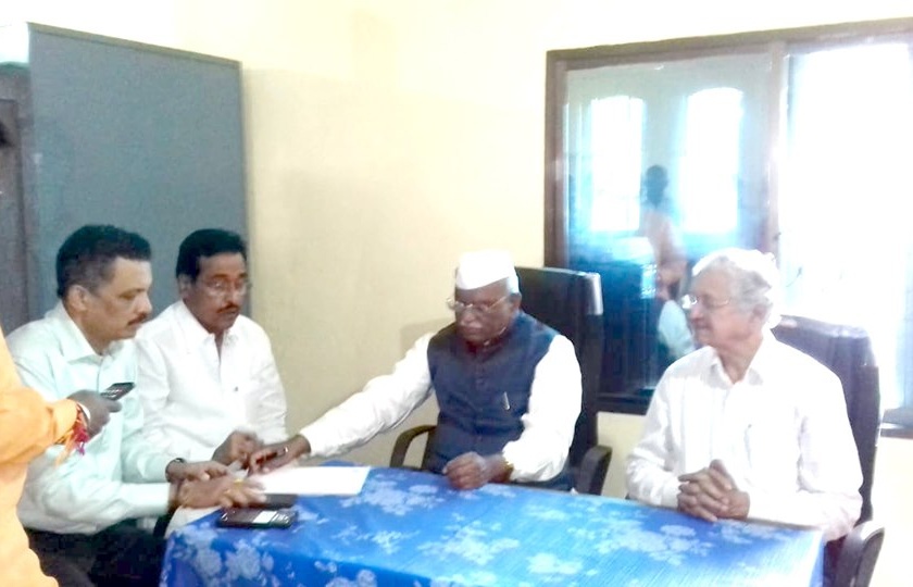 NCP MLA Dilip Sopal resigns at Haribhau Baghden's house in aurangabad | राष्ट्रवादीचे आमदार दिलीप सोपल यांचा 'स्वखुशीने दिलेला' राजीनामा त्वरित मंजूर