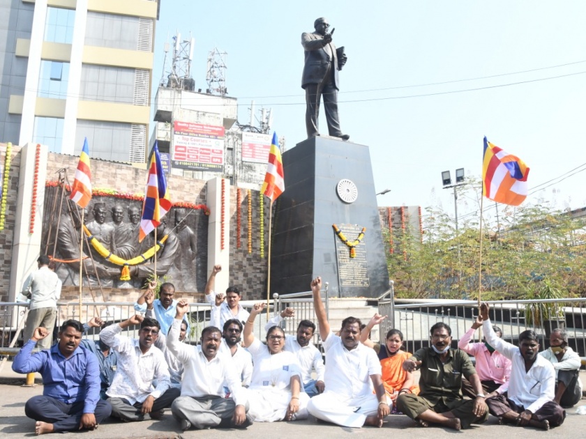 Ignoring the Statue of Dr. Babasaheb Ambedkar on Constitution Day; Vanchit Bahujan Aghadi agitation | संविधान दिनी घटनाकारांच्या पुतळ्याकडे दुर्लक्ष; वंचित बहुजन आघाडीचे आंदोलन