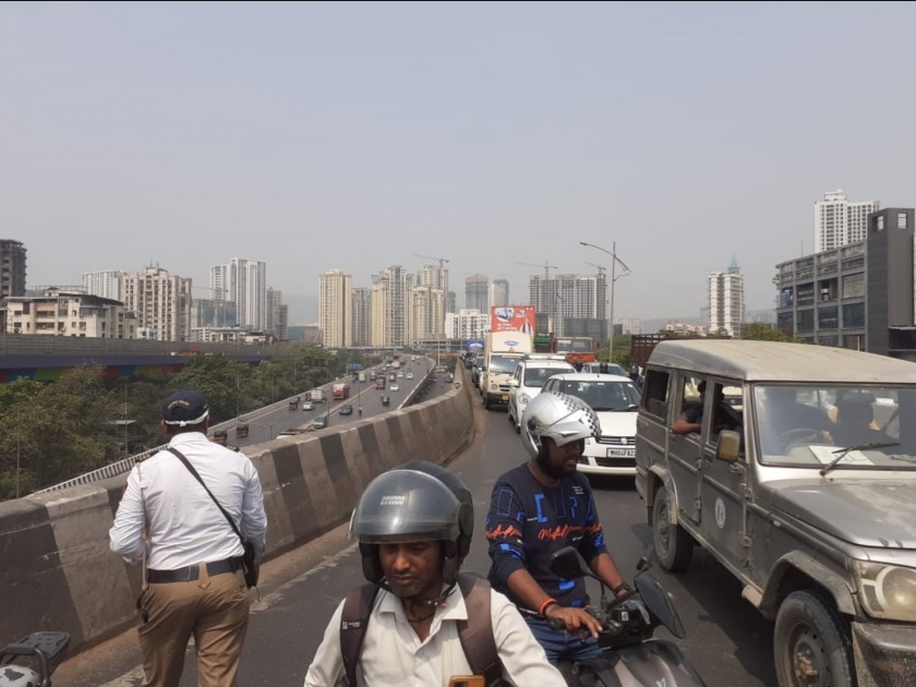 As the repair work of Majeevada bridge was delayed for eight hours, Thanekars were suffering from traffic jam | माजीवडा पूलाच्या दुरुस्तीचे काम आठ तास लांबल्यामुळे ठाणेकरांना वाहतूक कोंडीचा मन:स्ताप