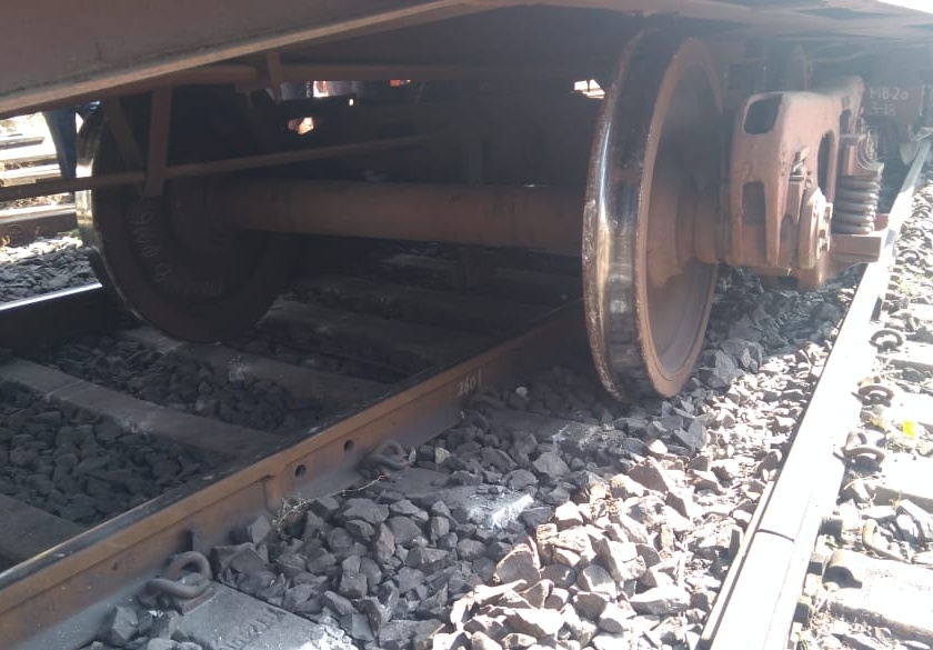 Three coaches of the military special train collapsed in Nagpur | नागपुरात मिलिटरी स्पेशल ट्रेनचे तीन डबे रुळावरून घसरले