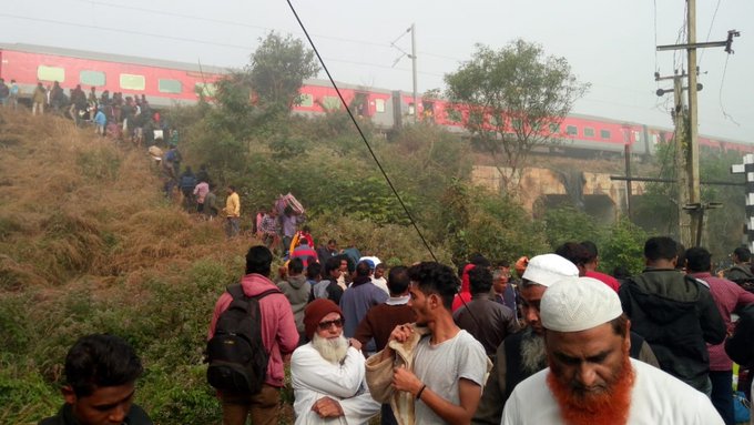 4 buses of Bhubaneswar Express dropped; Four passengers were injured and four were in critical condition | भुवनेश्वर एक्स्प्रेसचे ८ डबे घसरले; १५ प्रवासी जखमी तर चौघांची प्रकृती चिंताजनक