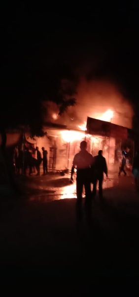 Fire breaks out at automobile shop in Ghonsa in Yavatmal district | यवतमाळ जिल्ह्यातील घोन्सा येथे ऑटोमोबाईल दुकानाला भीषण आग