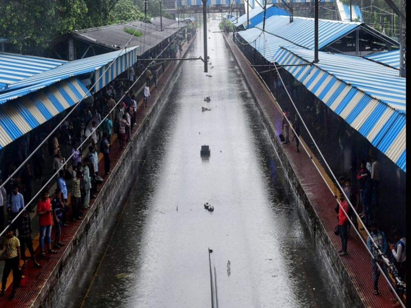 Railway administration gets rains in city | रेल्वे प्रशासनाला बसला सोलापूर शहरातील पावसाचा फटका