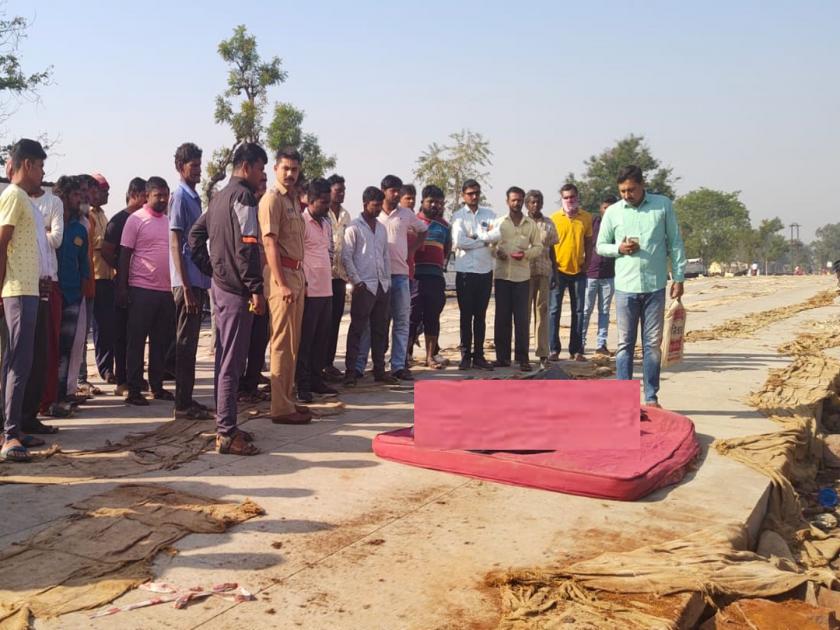 Crime News: The body of a boy was found lying on the road in Islampur; Half skull lost; Accident? | Crime News: अर्धी कवटी गायब; घातपात की अपघात? इस्लामपुरात रस्त्यावर झोपलेल्या मुलाचा मृतदेह आढळला